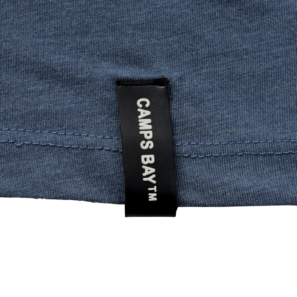 Männliches Model mit CAMPS BAY T-Shirt in China Blue Melange