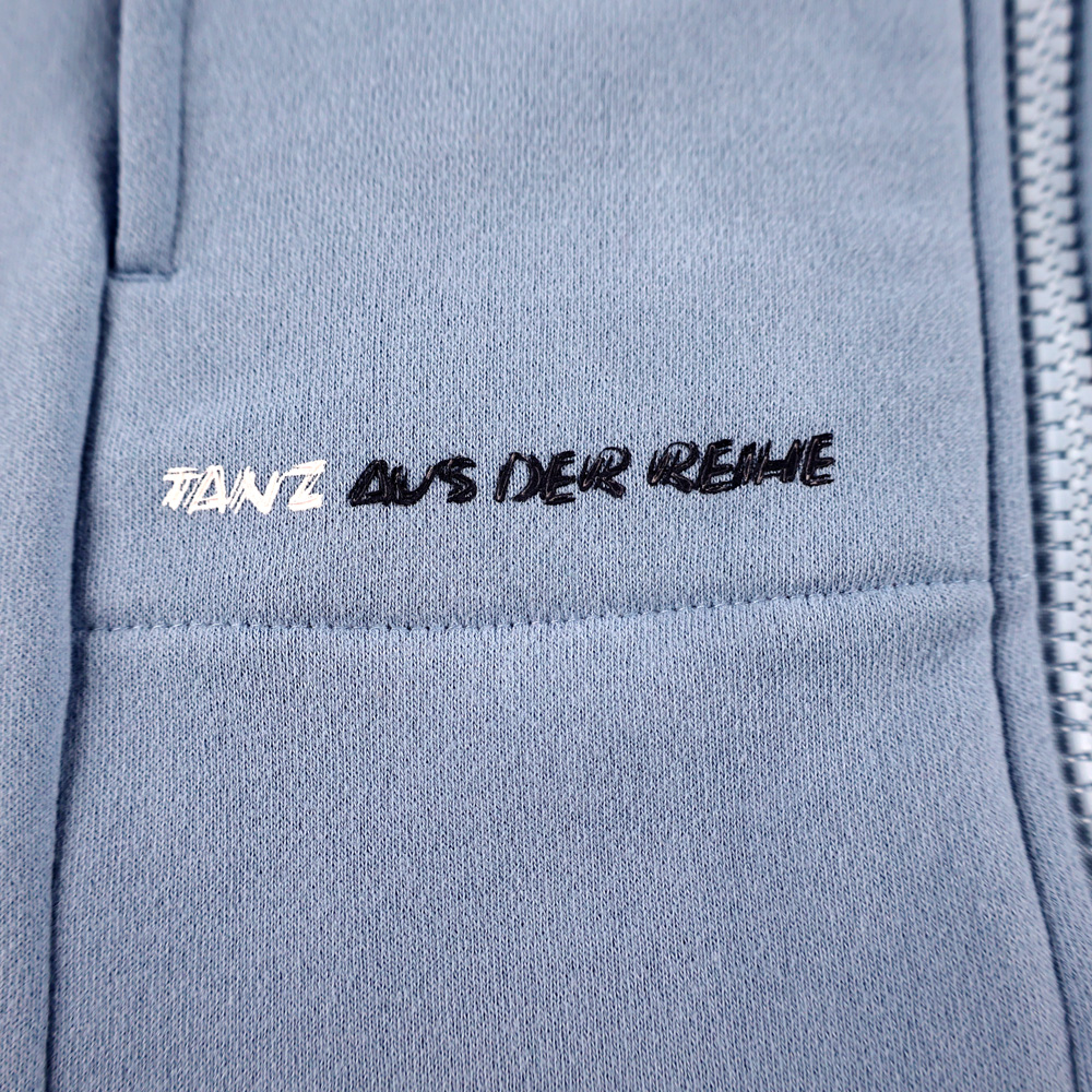 Weibliches Model mit ANKERBRAUT Sweatjacke in Forever Blue