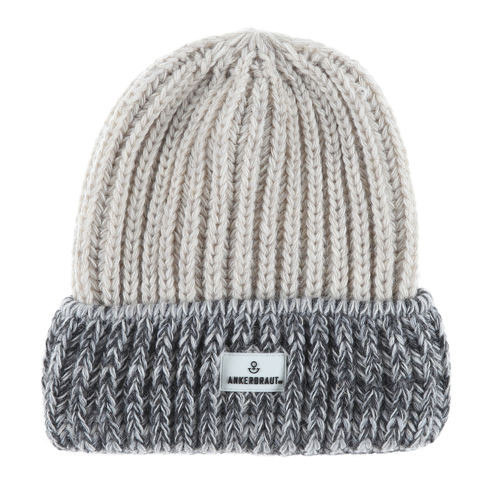 Weibliches Model mit ANKERBRAUT Mütze in Beige