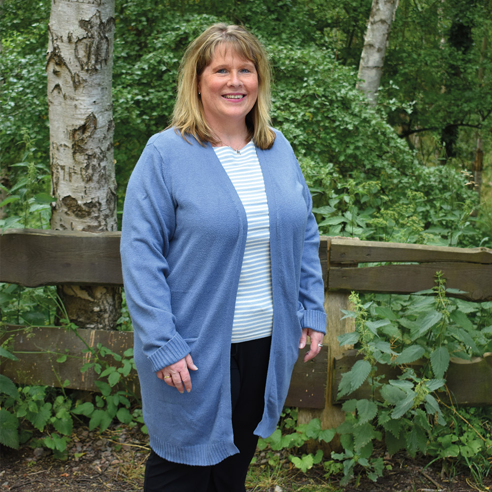 Weibliches Model mit CAMPS BAY Strickjacke in Infinity