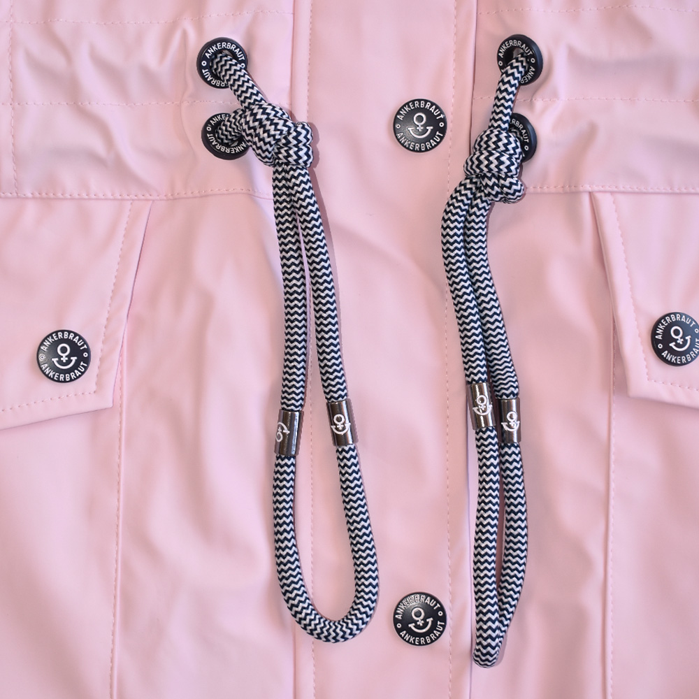 Weibliches Model mit ANKERBRAUT Wetterjacke in Potpourri-Rose