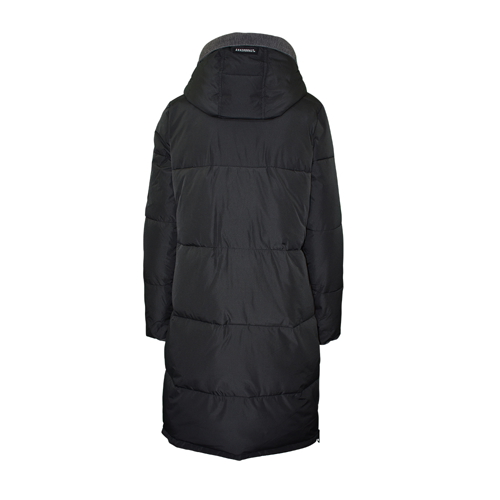 Weibliches Model mit ANKERBRAUT Mantel in Schwarz