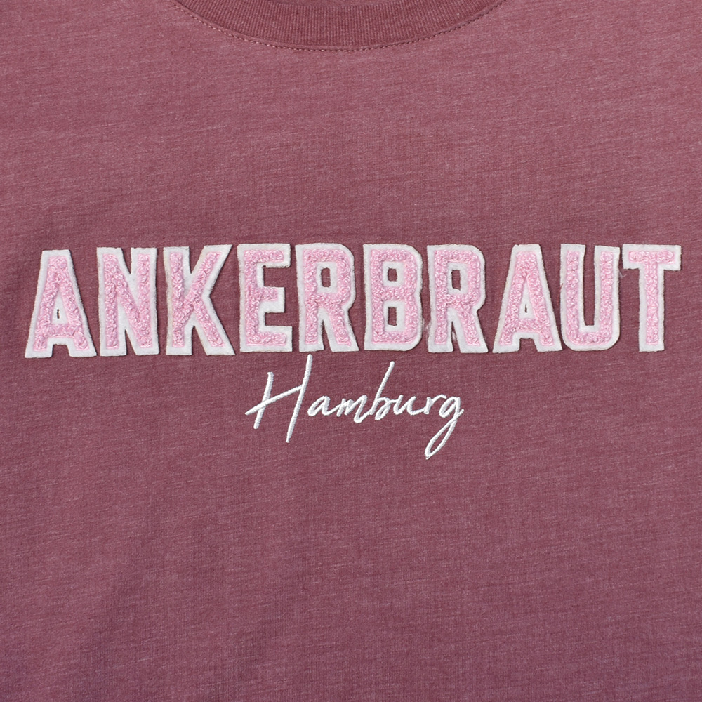 Weibliches Model mit ANKERBRAUT T-Shirt in Rose Brown