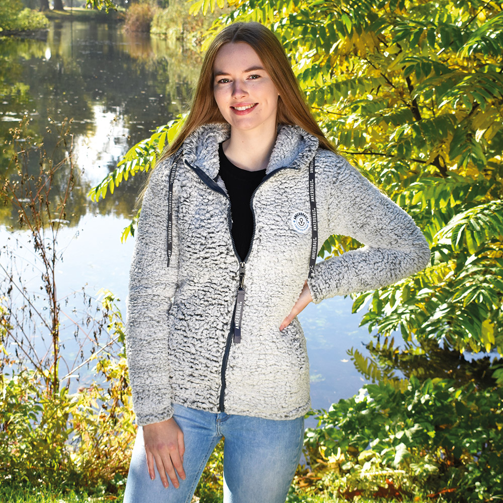 Weibliches Model mit ANKERBRAUT Teddyfleece-Jacke in India Ink