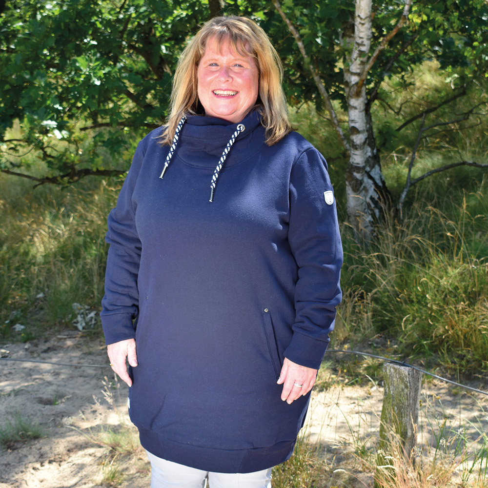Weibliches Model mit CAMPS BAY Sweatkleid in Night Sky