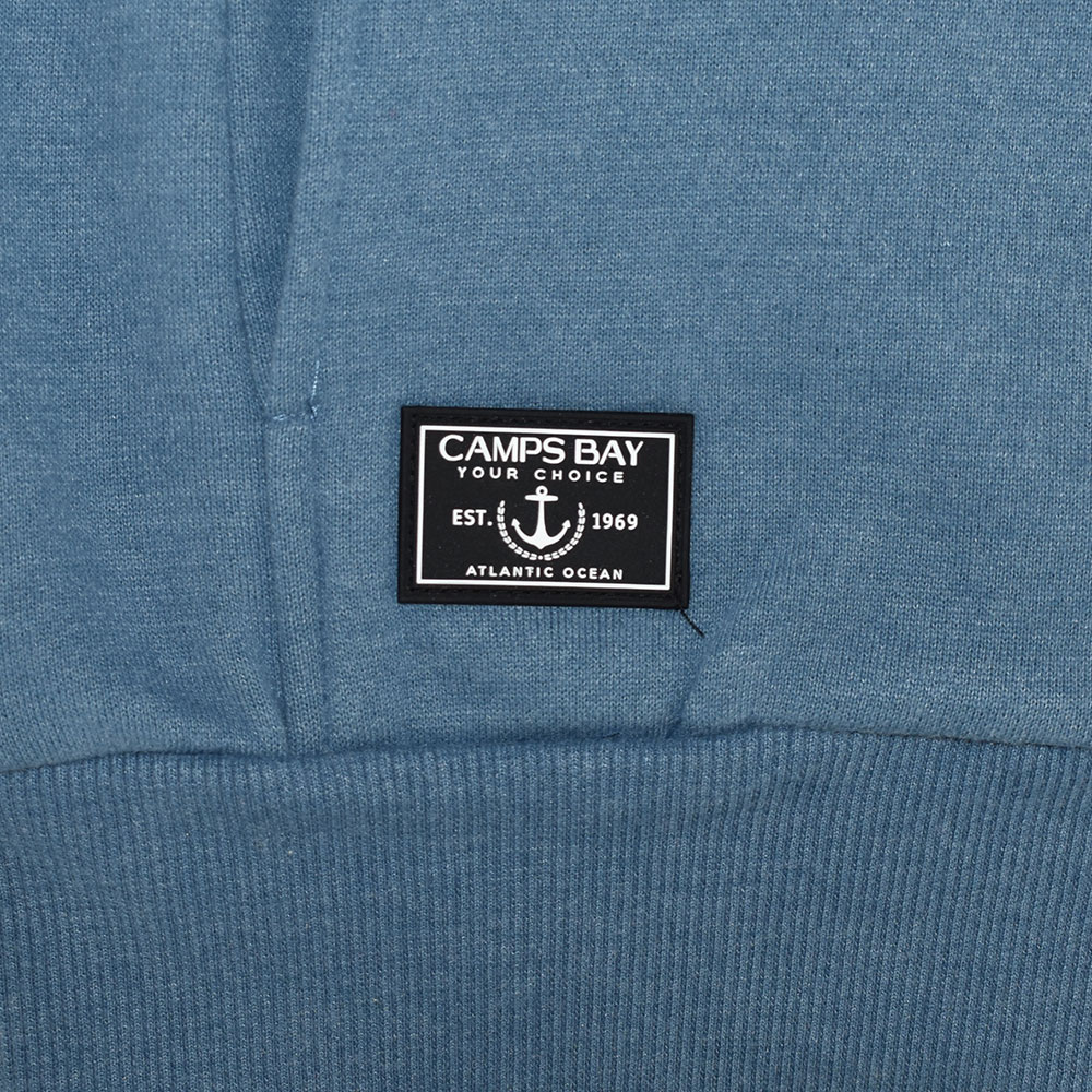 Männliches Model mit CAMPS BAY Sweatjacke in Blue Ashes Melange