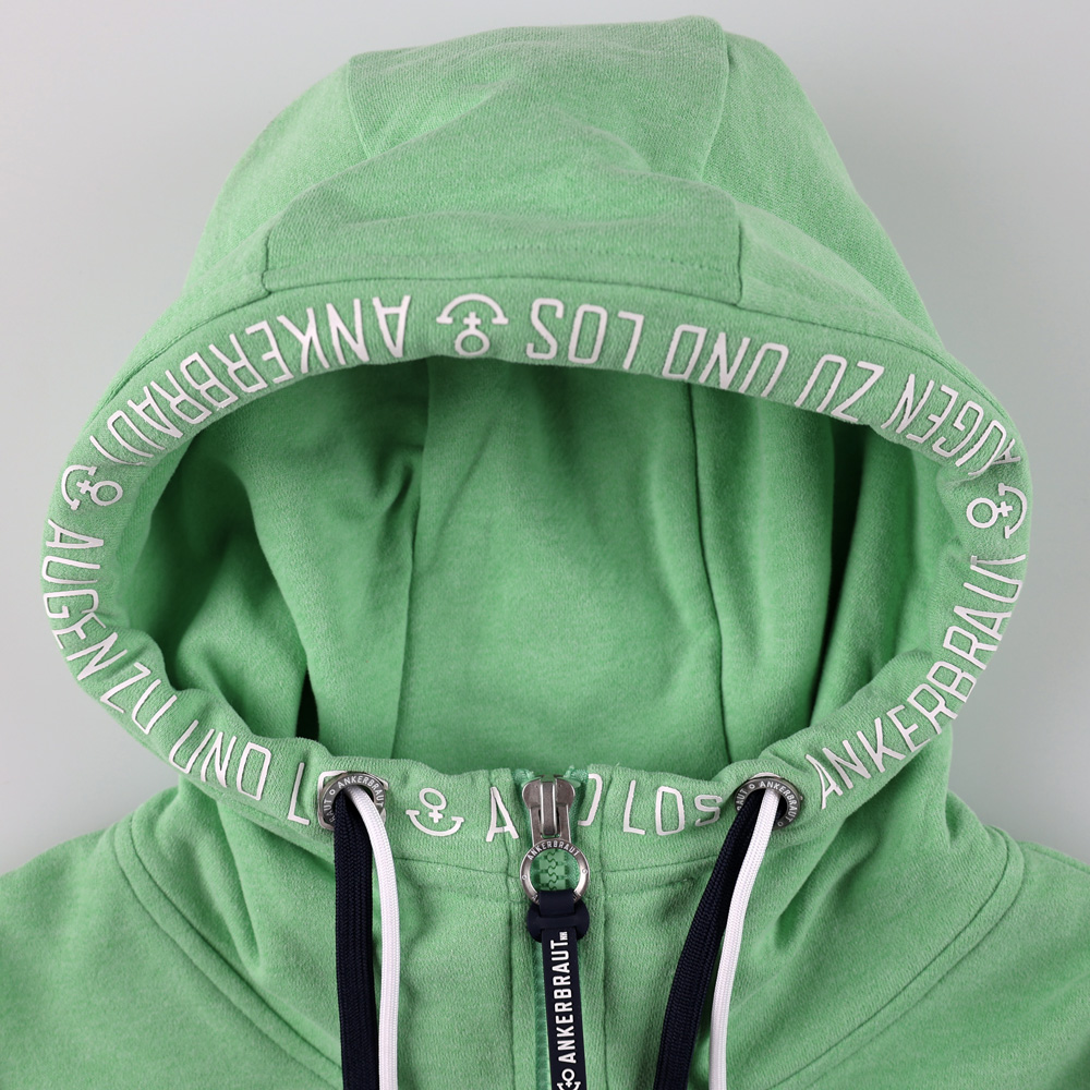 Weibliches Model mit Ankerbraut  Sweatjacke in Absinthe Green