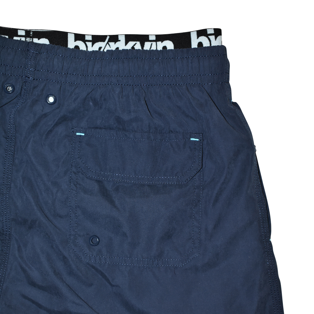 Männliches Model mit Björkvin Badeshorts in Navy