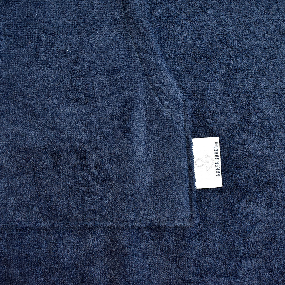 Weibliches Model mit ANKERBRAUT Strandkleid in Navy