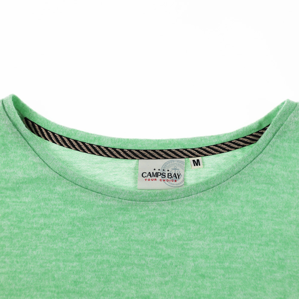 Weibliches Model mit CAMPS BAY Shirt in Fair Green Marl