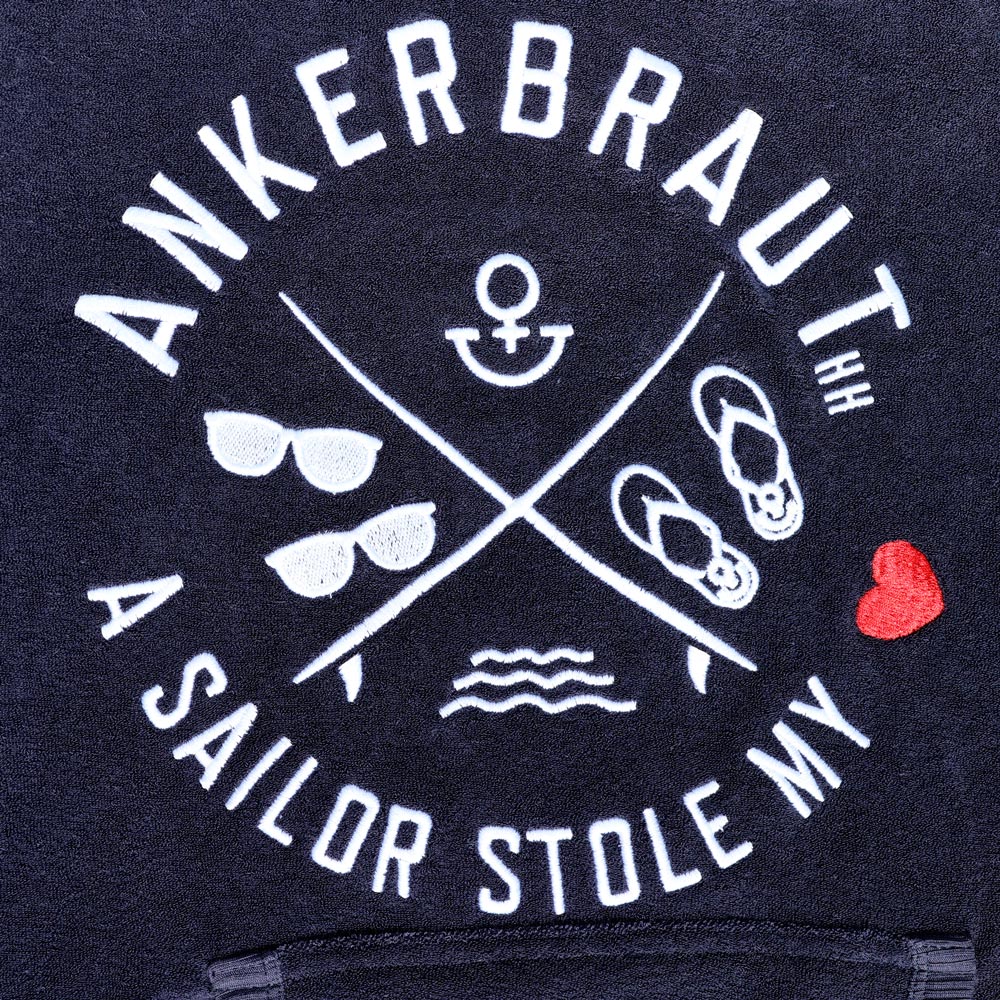 Weibliches Model mit ANKERBRAUT Frottee-Hoodie in Night Sky