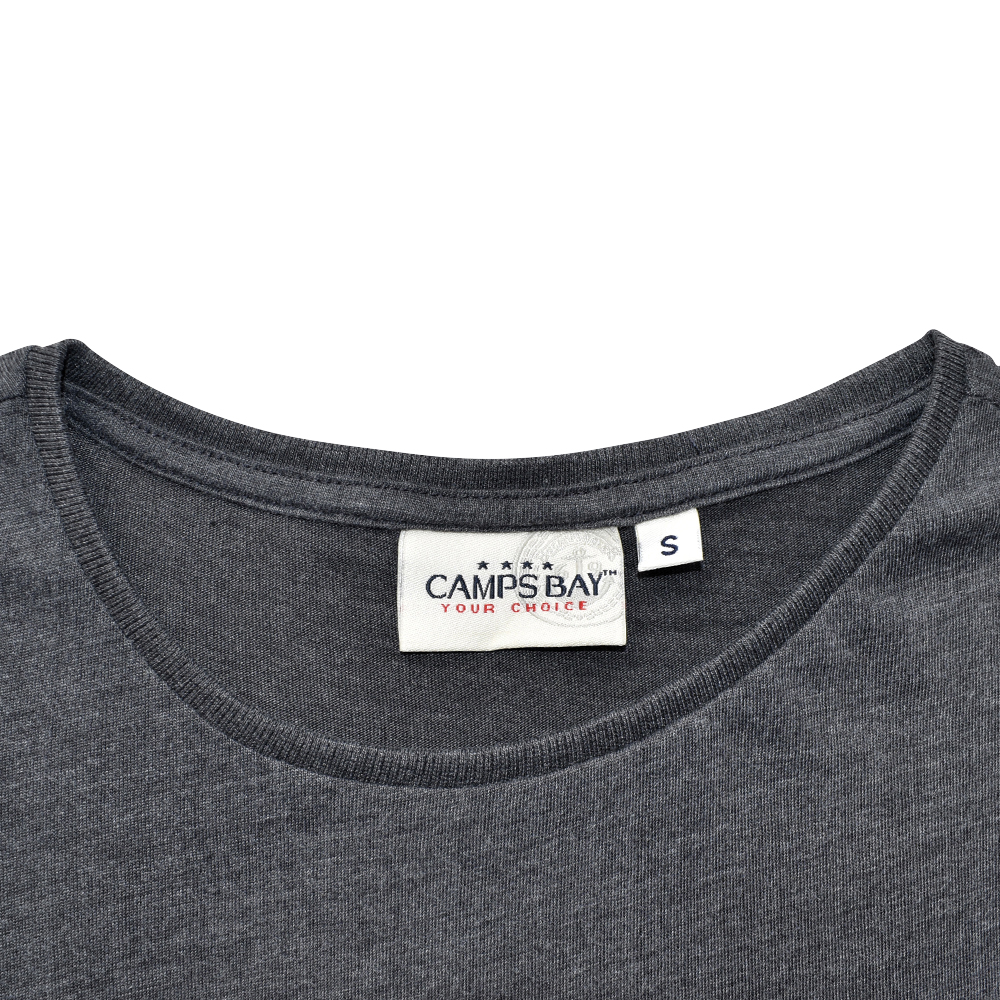Männliches Model mit CAMPS BAY T-Shirt in Forged Iron Melange