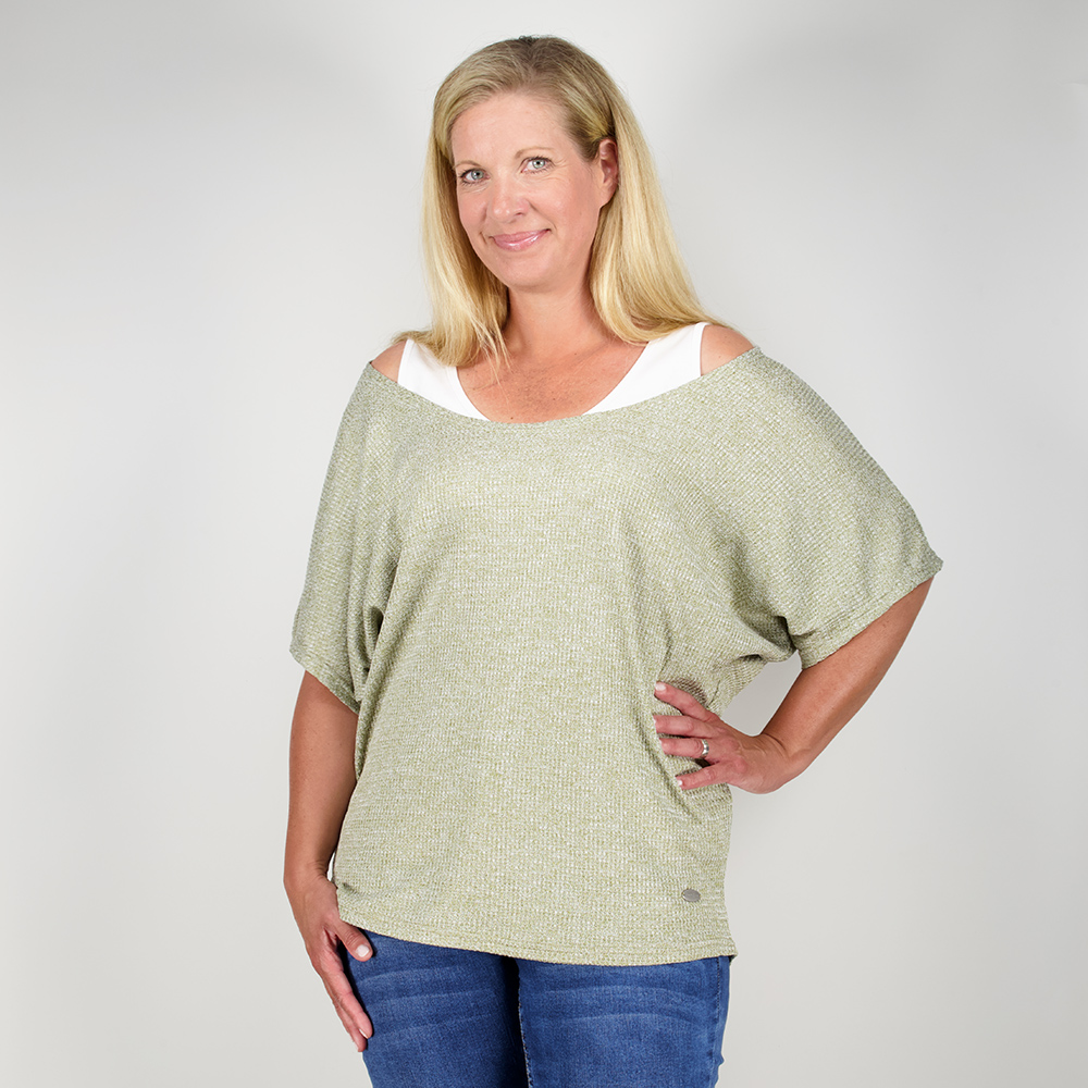 Weibliches Model mit CAMPS BAY Strick-Shirt 