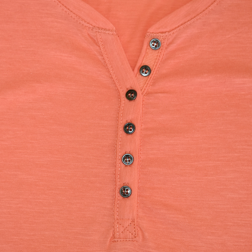 Weibliches Model mit CAMPS BAY Shirt in Fusion Coral