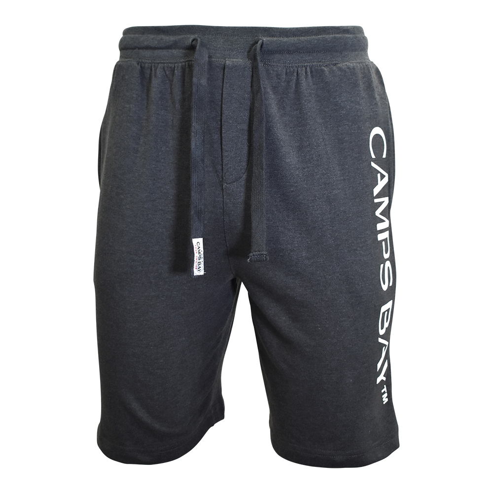 Männliches Model mit CAMPS BAY Shorts in Phantom Melange