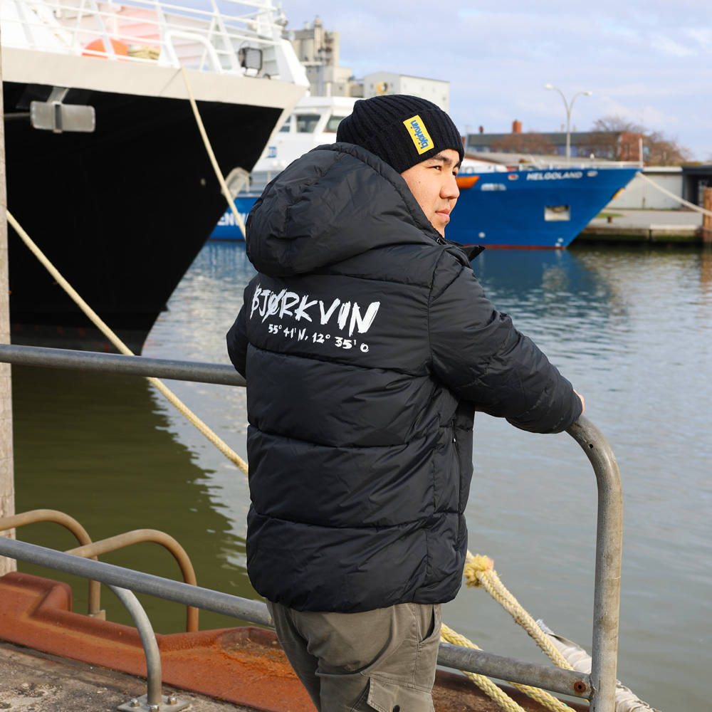Männliches Model mit Björkvin Pufferjacket in Schwarz