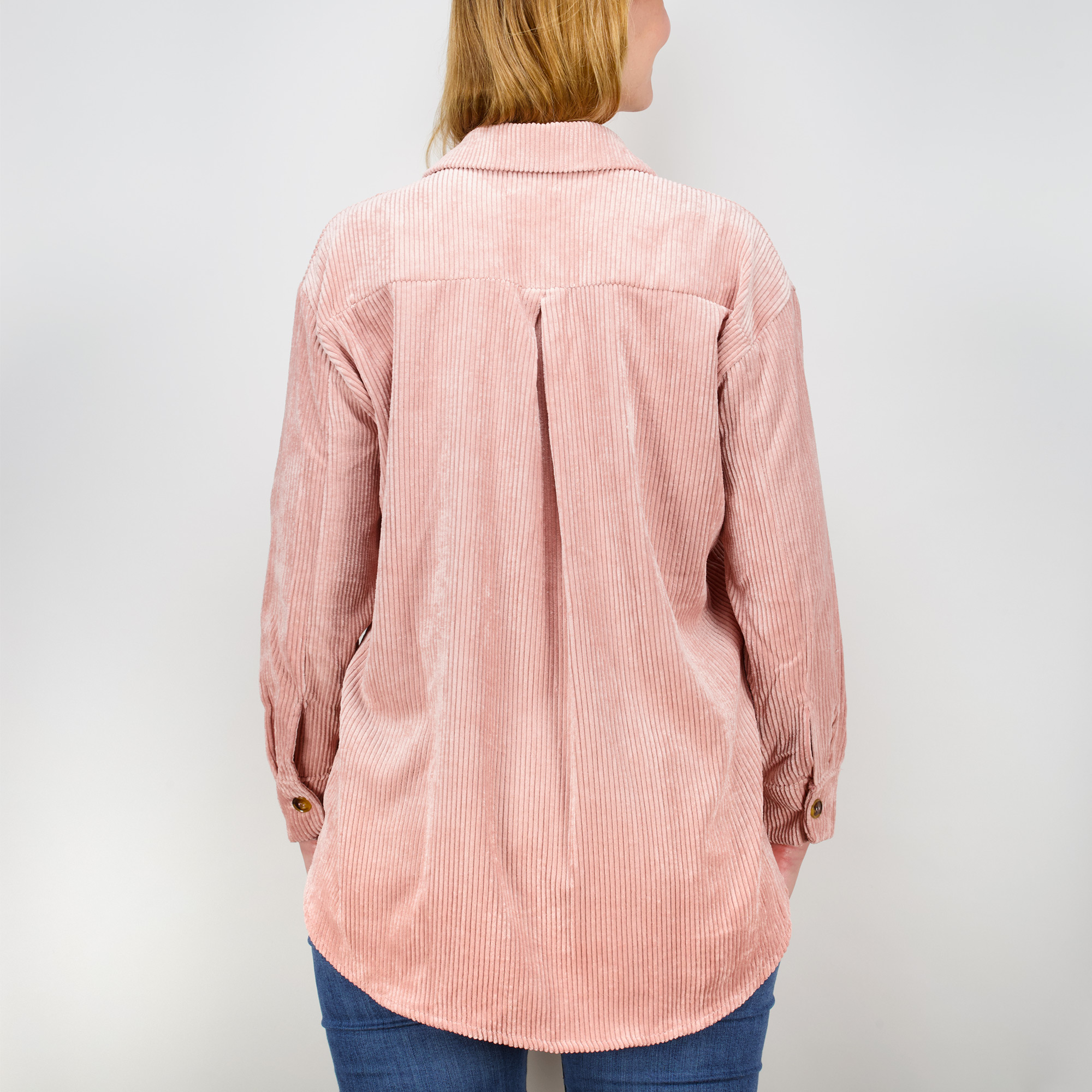 Weibliches Model mit Küstenzauber Cordbluse in Rose