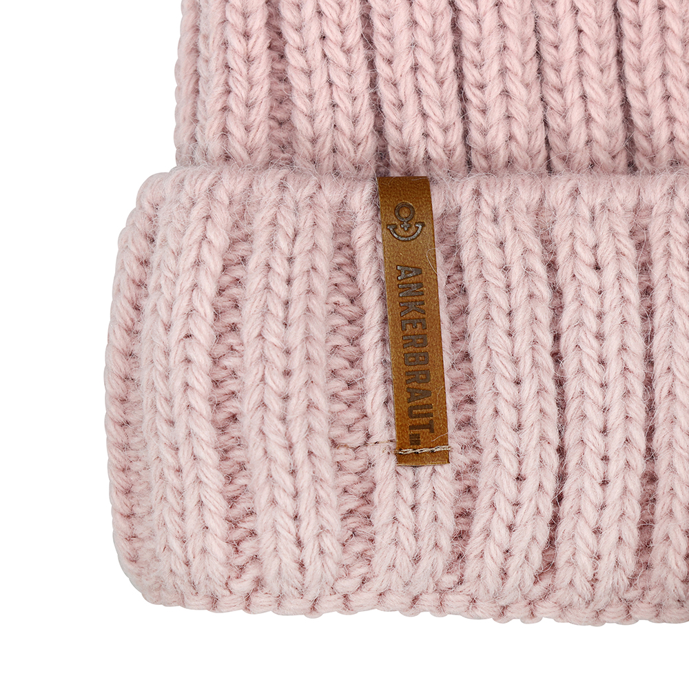 Weibliches Model mit ANKERBRAUT Mütze in Rose