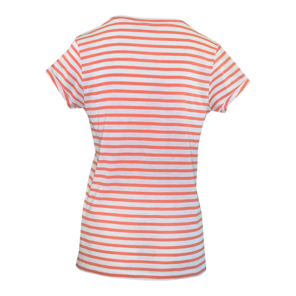 Weibliches Model mit CAMPS BAY Shirt in Fusion Coral