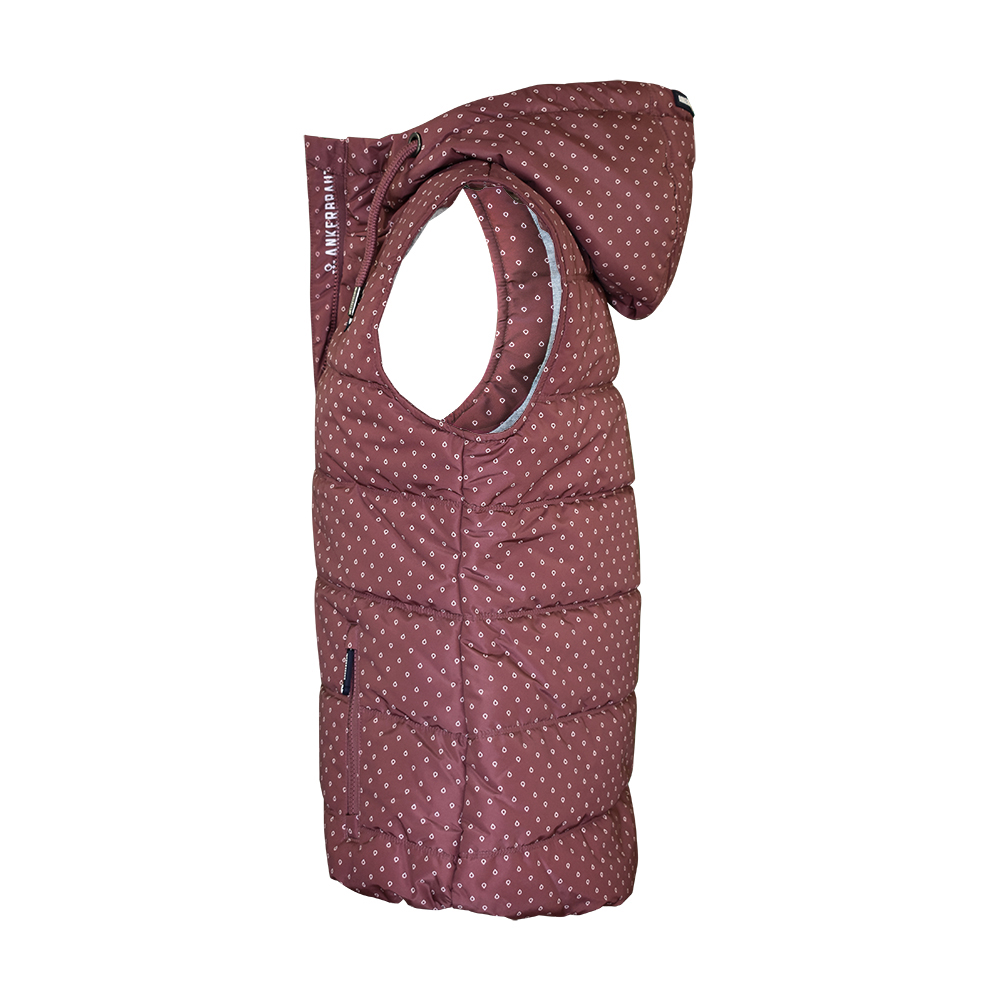 Weibliches Model mit ANKERBRAUT Weste in Rose Brown