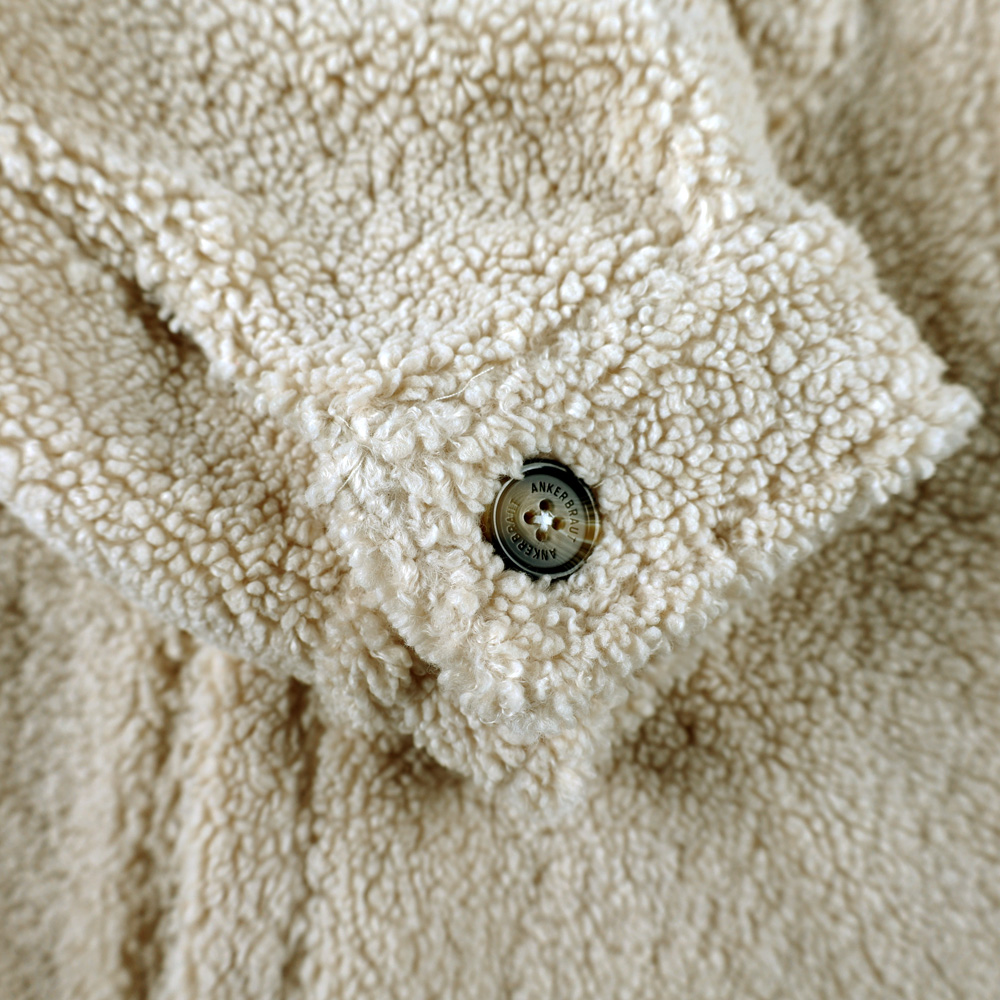 Weibliches Model mit ANKERBRAUT Teddy-Mantel in Offwhite