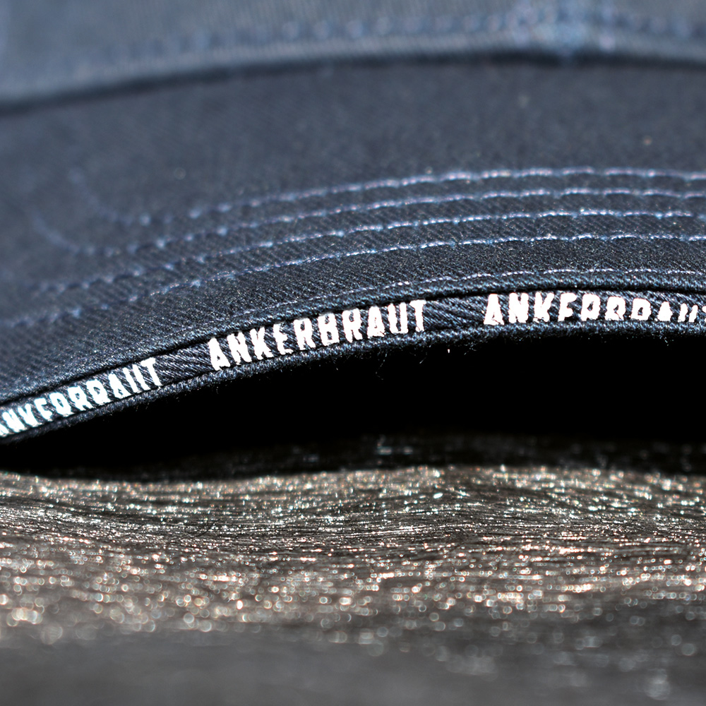 Weibliches Model mit ANKERBRAUT Cap in Navy