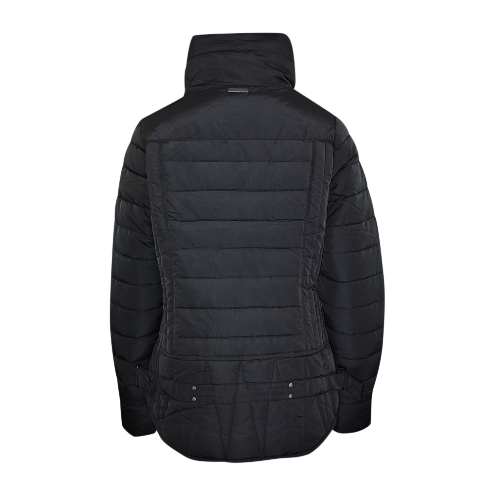 Weibliches Model mit CAMPS BAY Jacke in Schwarz