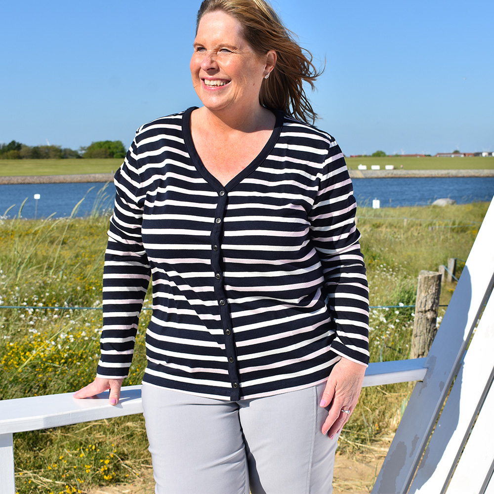 Weibliches Model mit CAMPS BAY Langarmshirt in Night Sky - Cradle Pink - Cloud Dancer