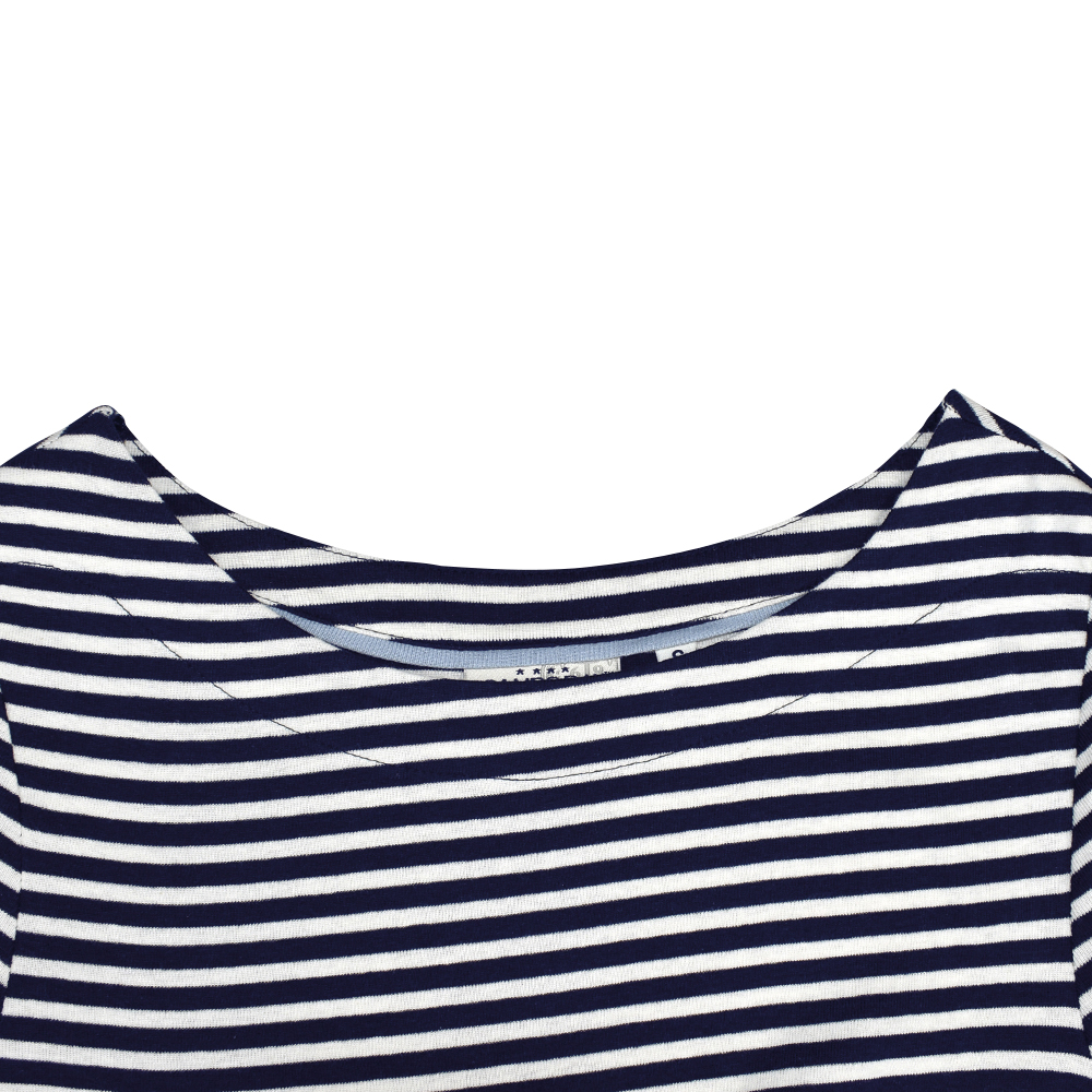 Weibliches Model mit CAMPS BAY Shirt in Night Sky