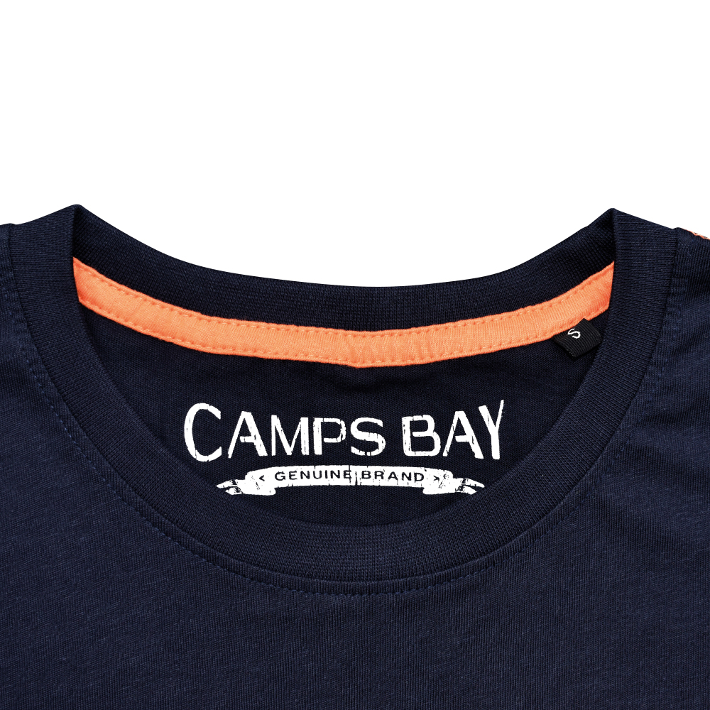 Männliches Model mit CAMPS BAY T-Shirt in Night Sky