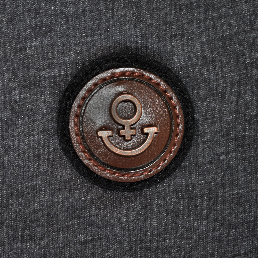 Weibliches Model mit ANKERBRAUT Jerseykleid in Anthrazit Melange