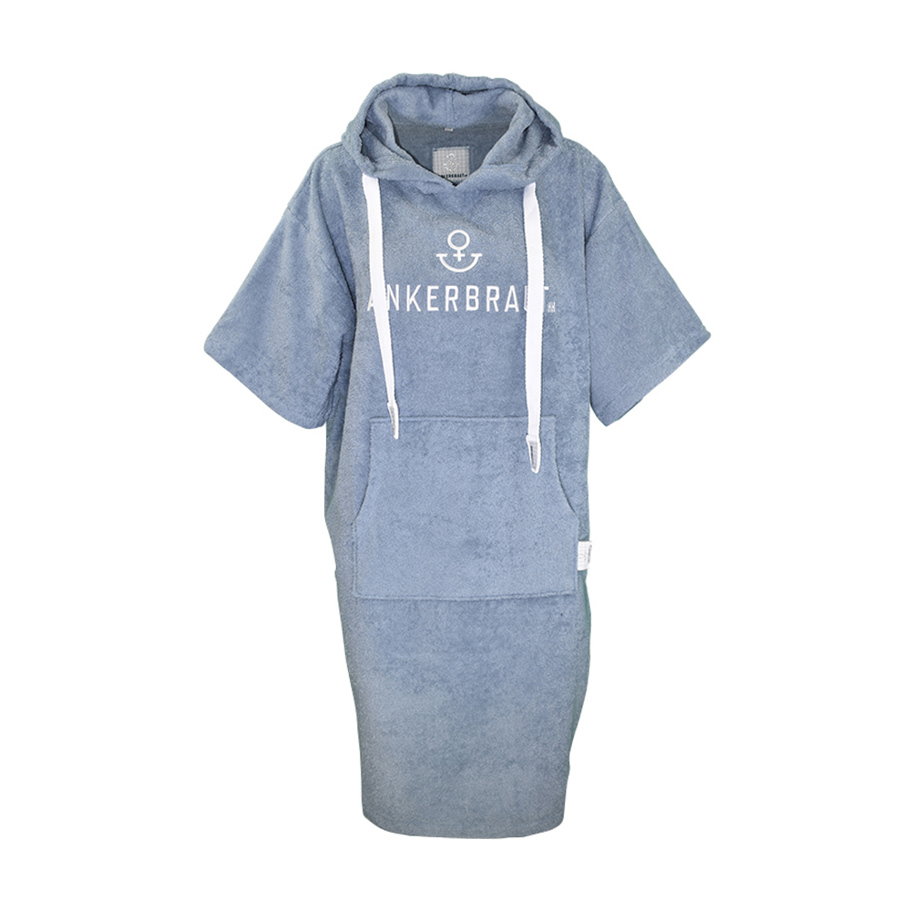 Weibliches Model mit ANKERBRAUT Strandkleid in Dove Blue