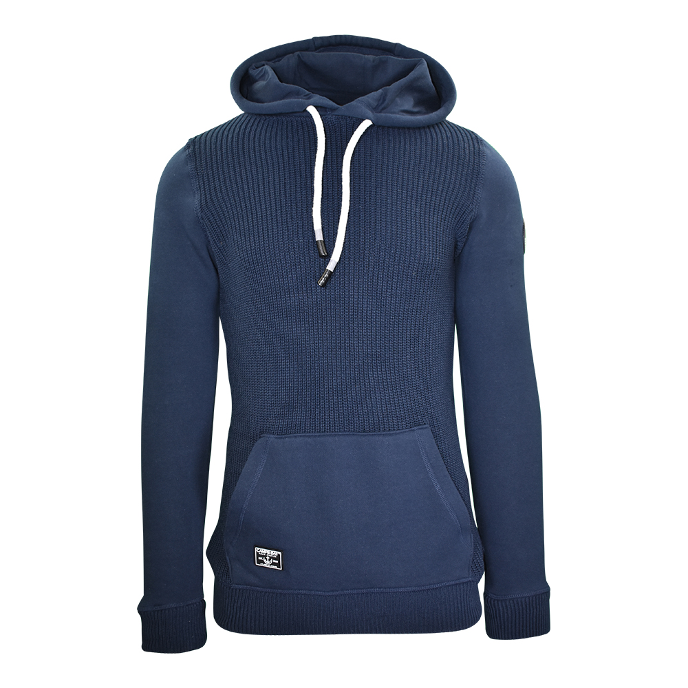Männliches Model mit CAMPS BAY Strickpullover in Night Sky