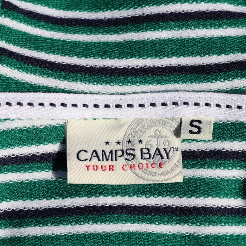 Weibliches Model mit CAMPS BAY Hoodie in Grün gestreift