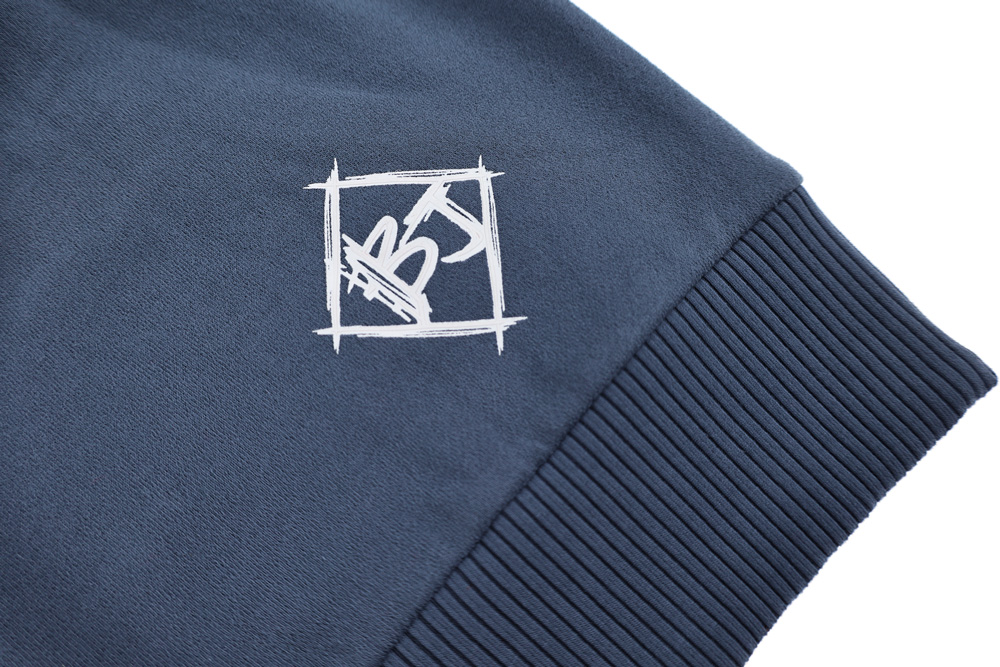 Männliches Model mit Björkvin Hoodie in Ombre Blue