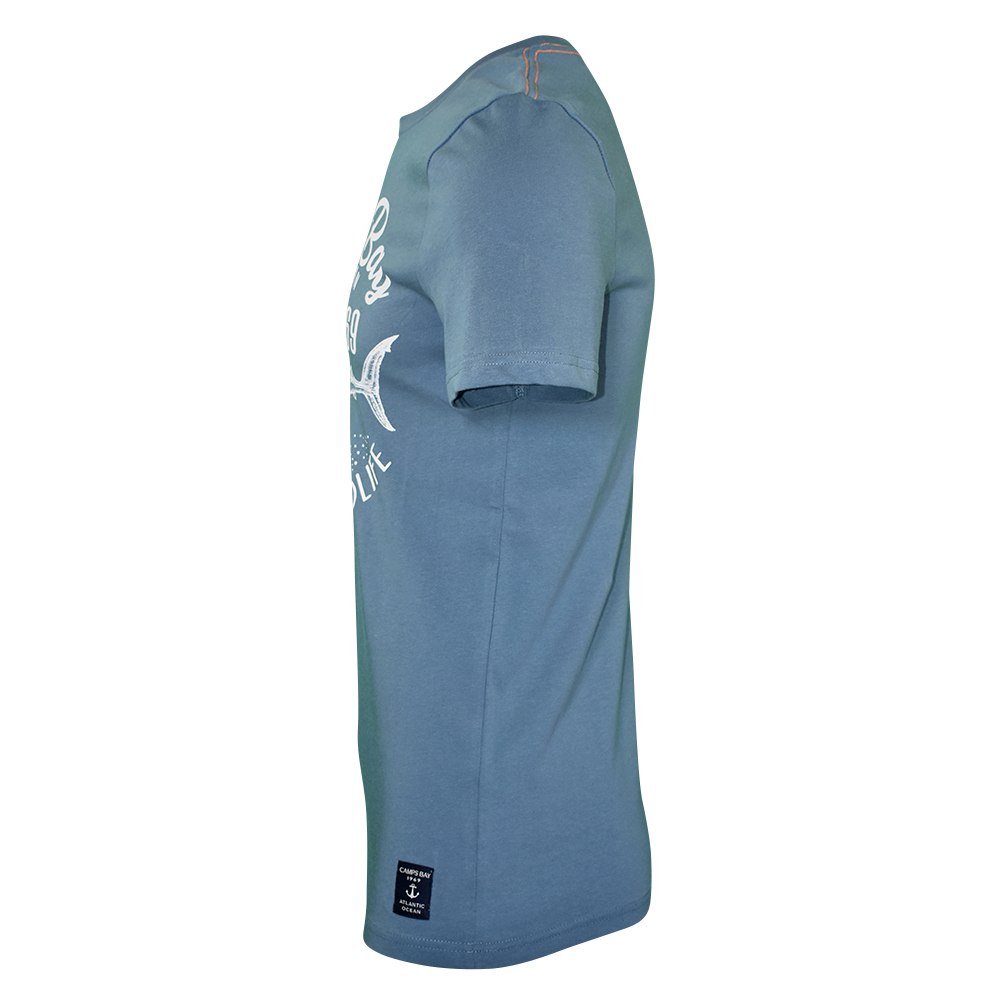 Männliches Model mit CAMPS BAY T-Shirt in China Blue