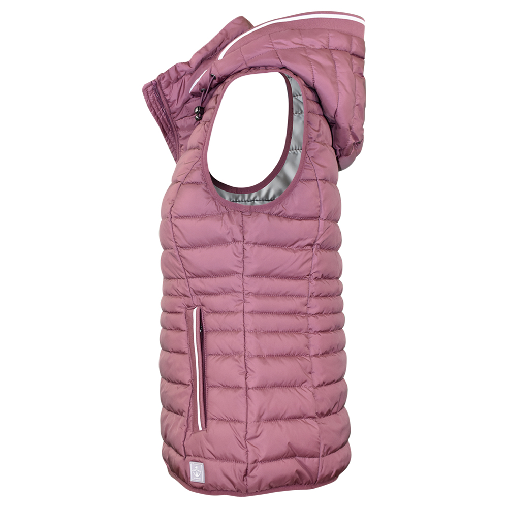 Weibliches Model mit CAMPS BAY Weste in Rose Brown