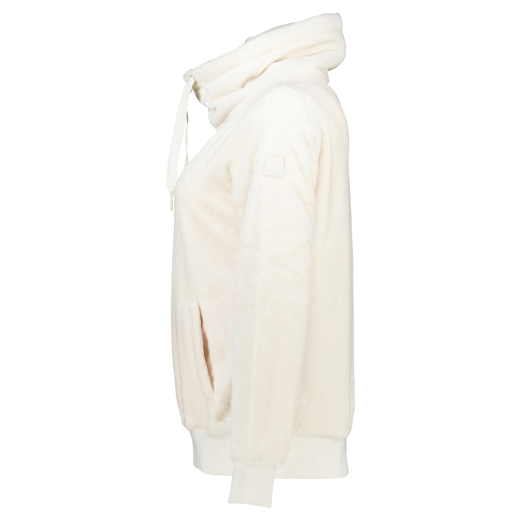 Weibliches Model mit ANKERBRAUT Kuschel-Pulli in Offwhite