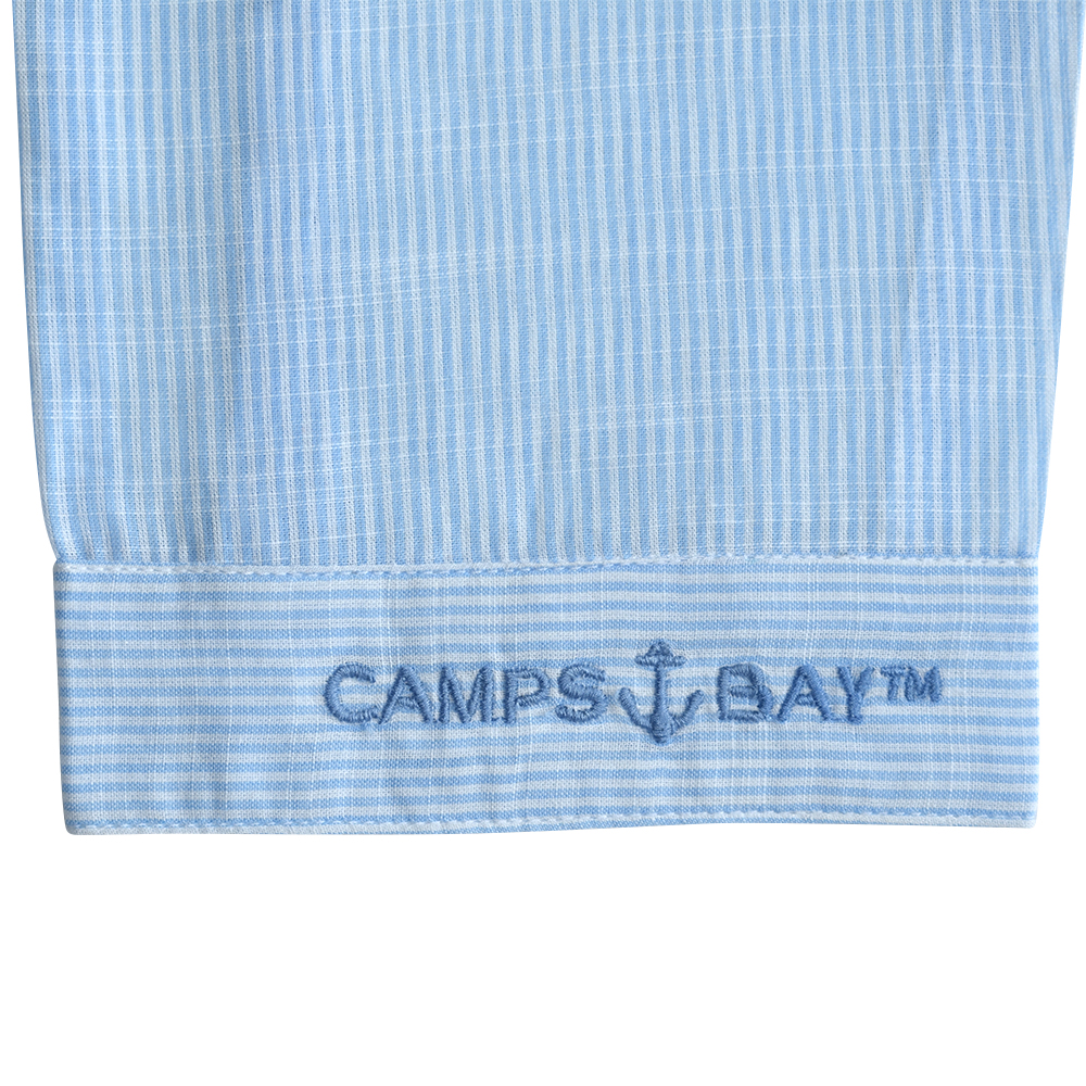 Weibliches Model mit CAMPS BAY Bluse in White-Light Blue