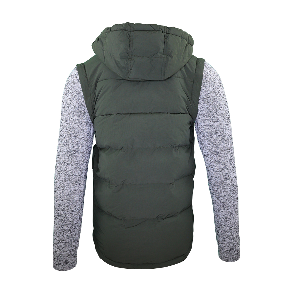 Männliches Model mit CAMPS BAY Westenjacke in Forest Night