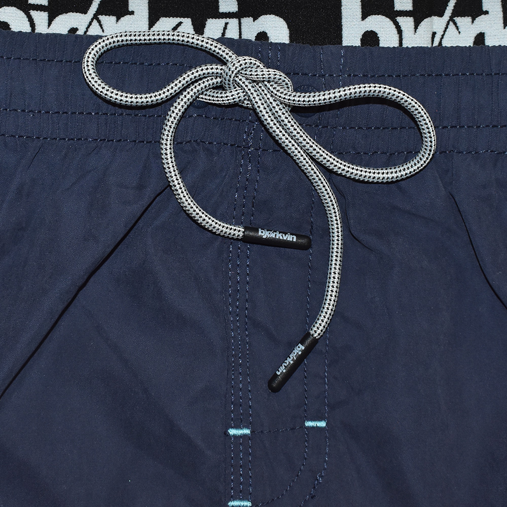 Männliches Model mit Björkvin Badeshorts in Navy
