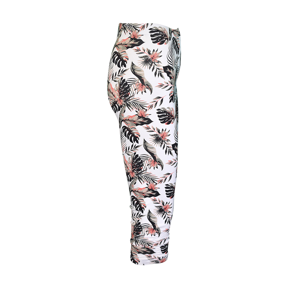 Weibliches Model mit CAMPS BAY Leggins in Fusion Coral