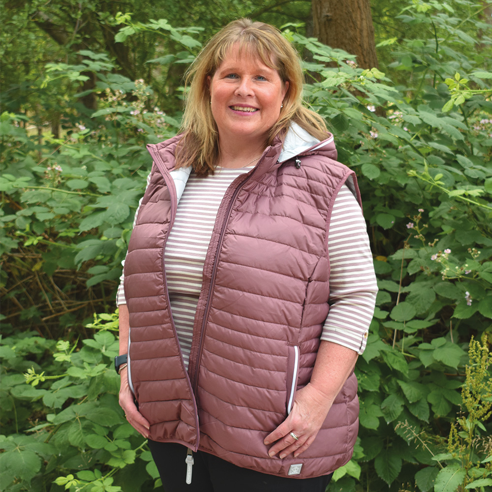 Weibliches Model mit CAMPS BAY Weste in Rose Brown