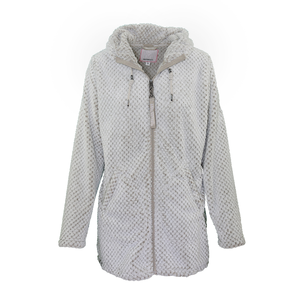 Weibliches Model mit ANKERBRAUT Plüschjacke in Dove