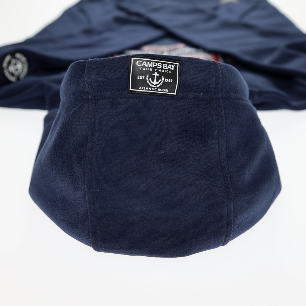 Männliches Model mit CAMPS BAY Hoodie in Night Sky