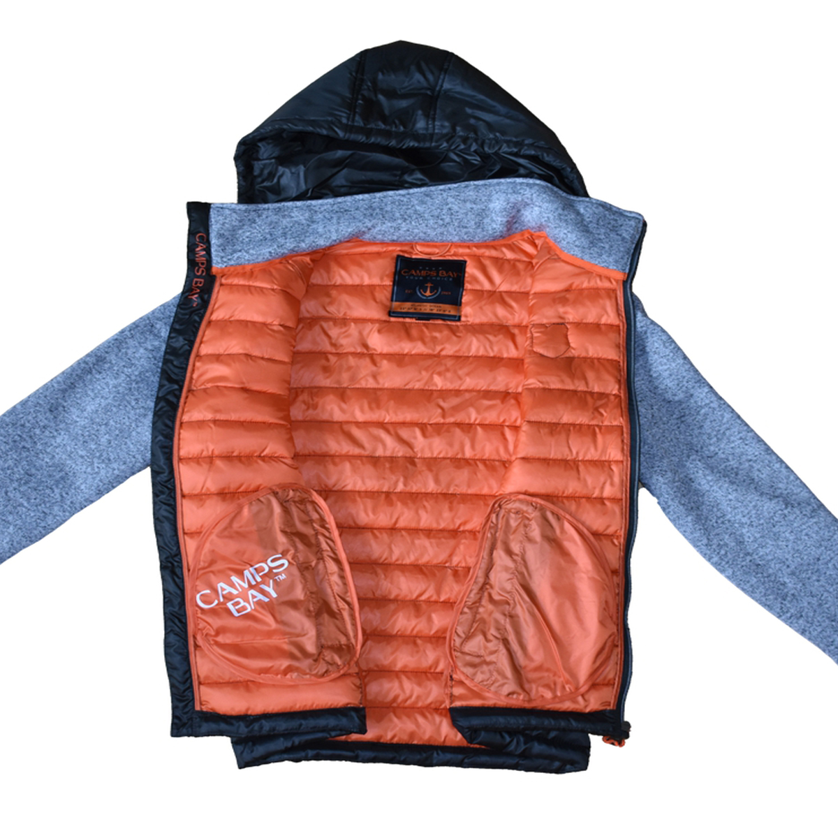 Männliches Model mit CAMPS BAY Jacke in Night Sky