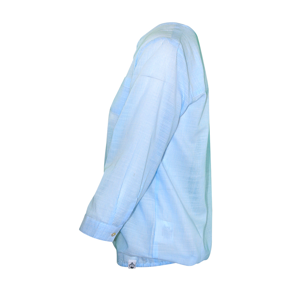 Weibliches Model mit CAMPS BAY Bluse in White-Light Blue