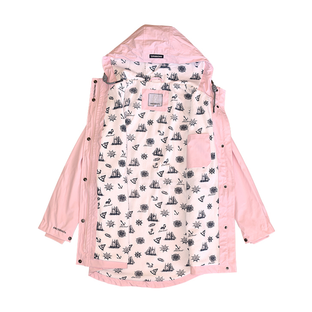 Weibliches Model mit ANKERBRAUT Wetterjacke in Potpourri-Rose