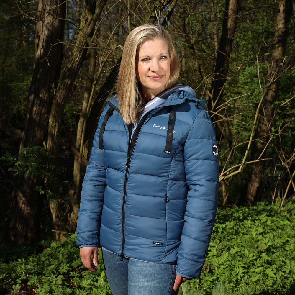 Weibliches Model mit CAMPS BAY Steppjacke in Bering Sea