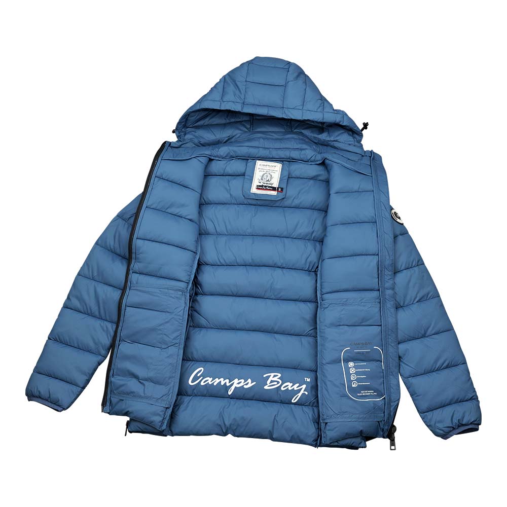 Weibliches Model mit CAMPS BAY Steppjacke in Bering Sea